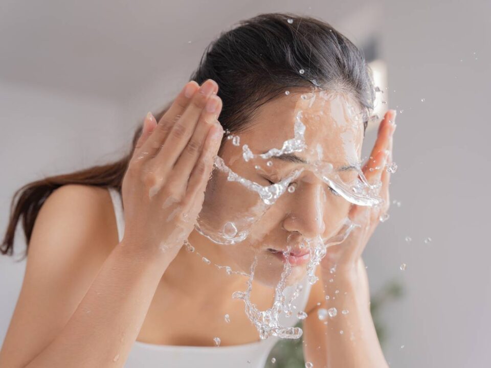 Lavare il viso con acqua frizzante | Acqua Sorgesana