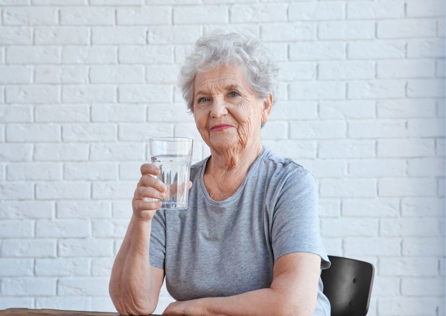 Aiutare gli anziani a bere | Acqua Sorgesana oligominerale