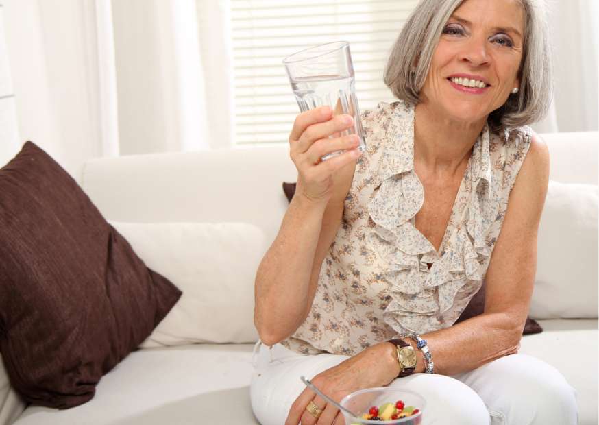 Idratazione anziani la mattina | Acqua oligominerale Sorgesana