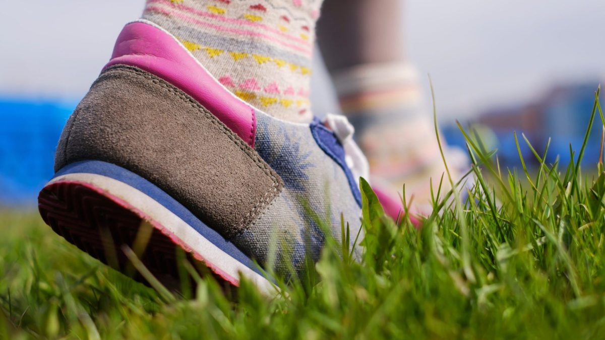 idratazione in primavera, immagine di scarpe da ginnastica su prato verde
