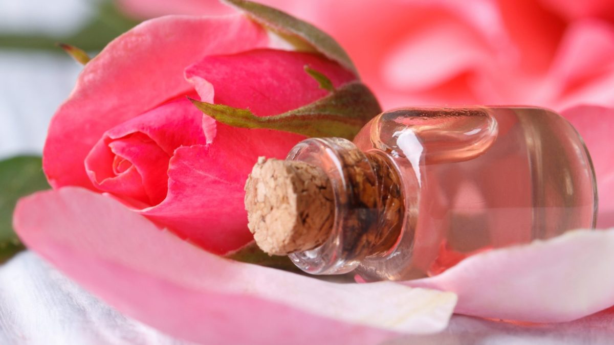 acqua alla rosa tonico per la pelle