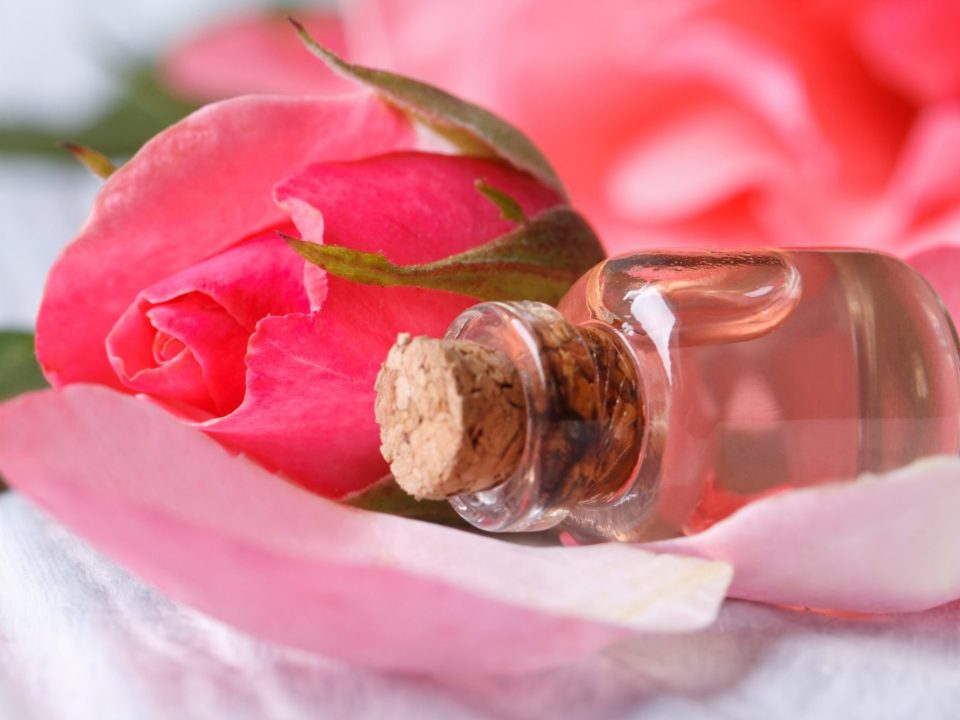 acqua alla rosa tonico per la pelle