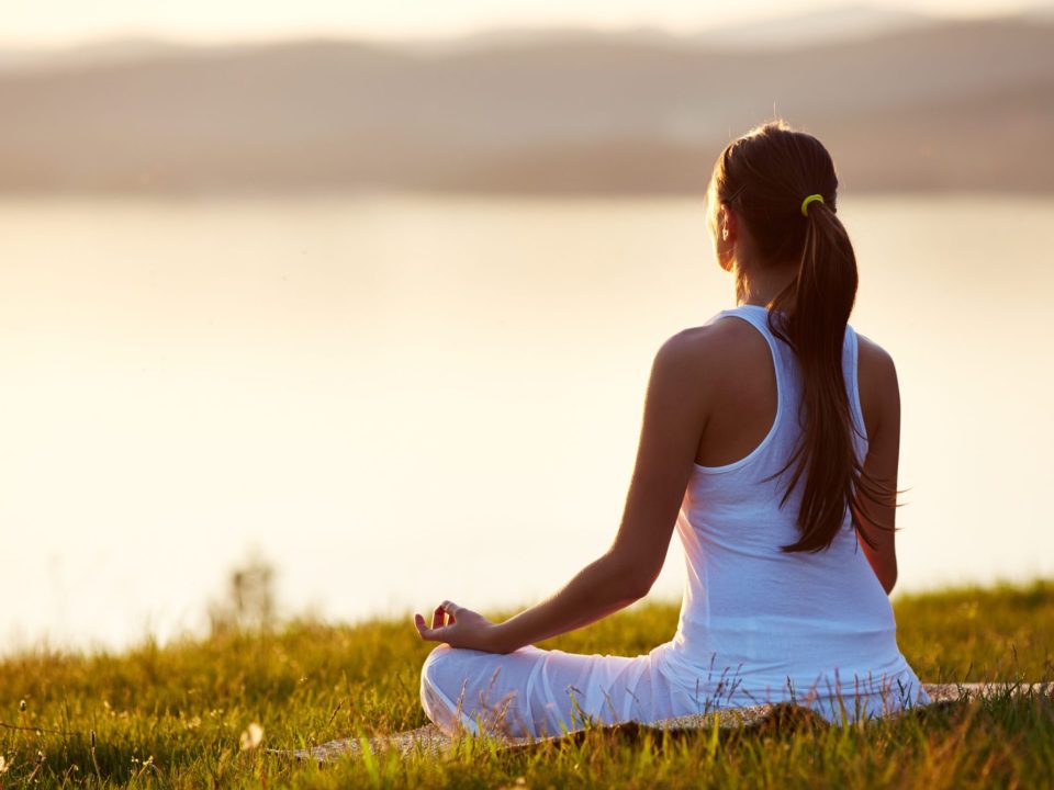 donna che pratica yoga all'aria aperta
