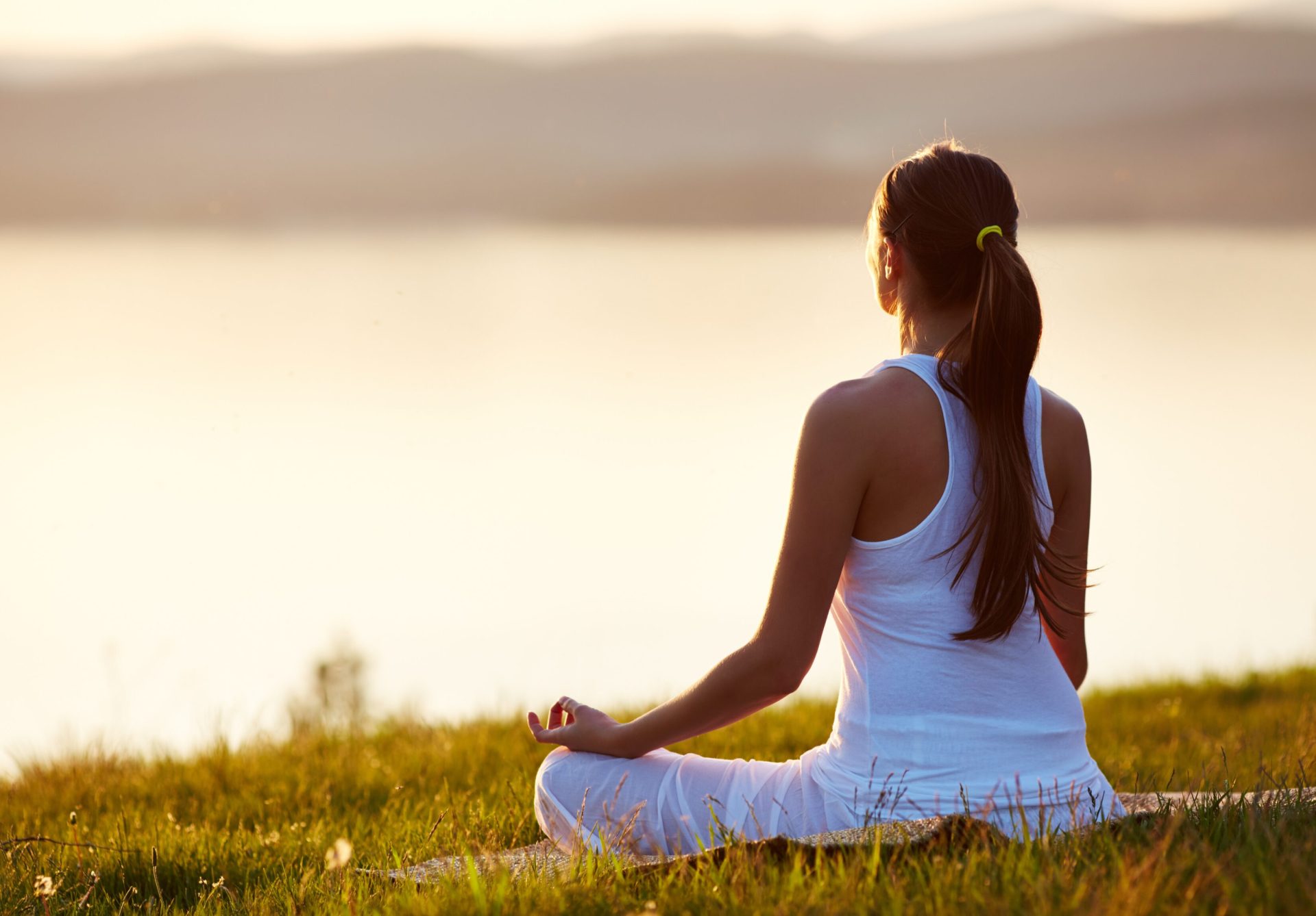 donna che pratica yoga all'aria aperta
