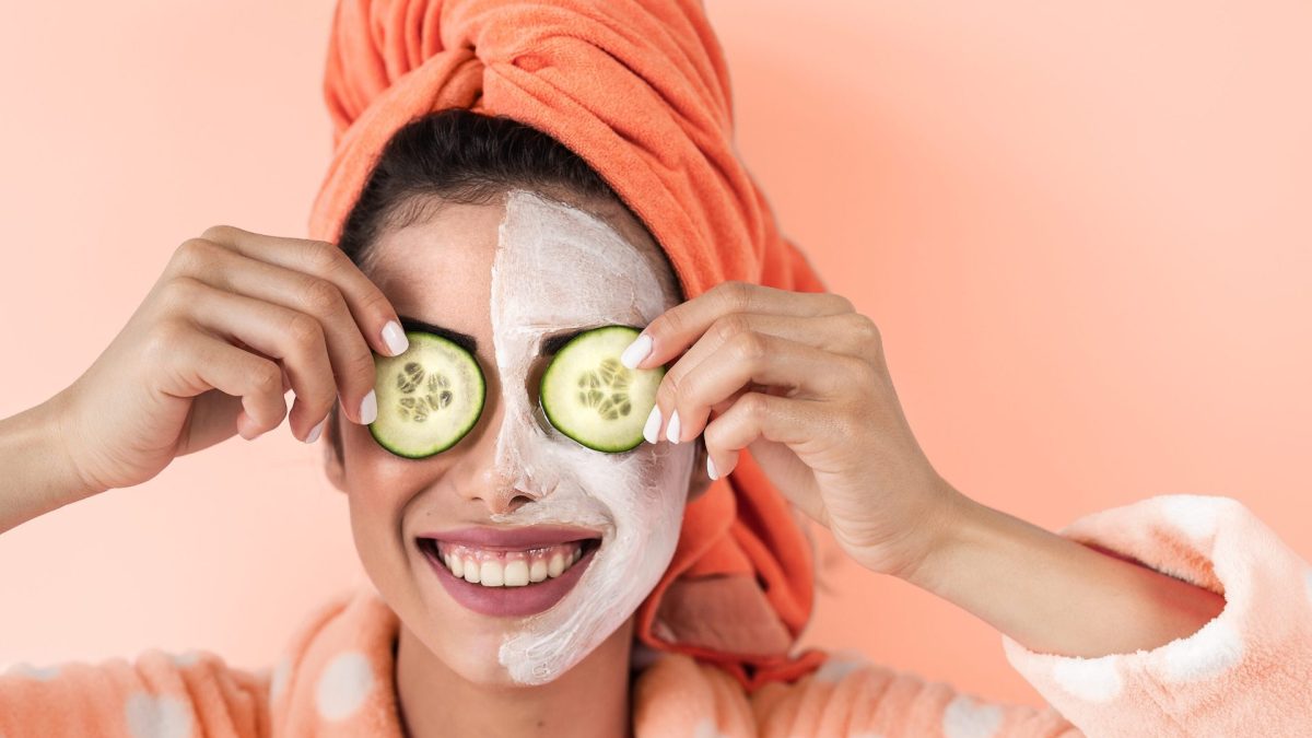 donna con una maschera di bellezza in viso