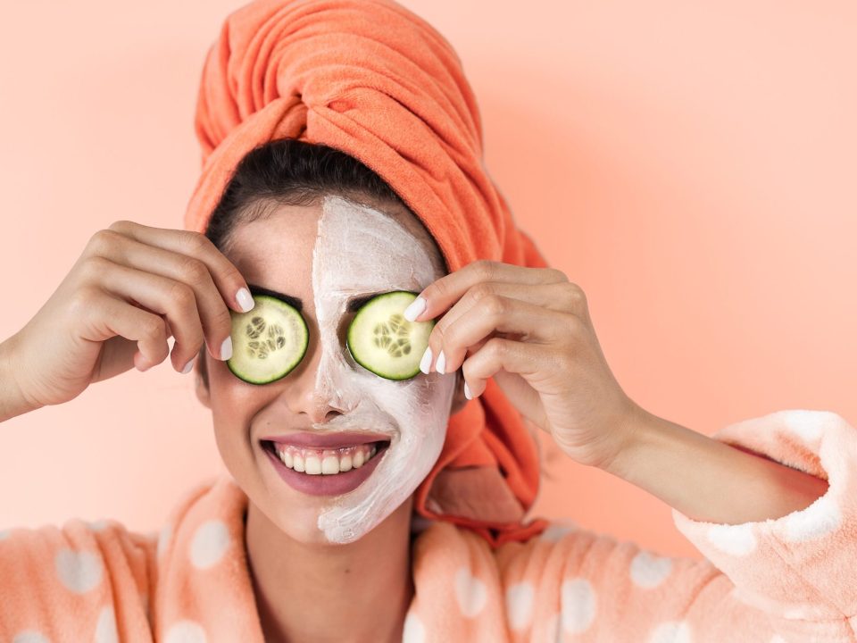 donna con una maschera di bellezza in viso