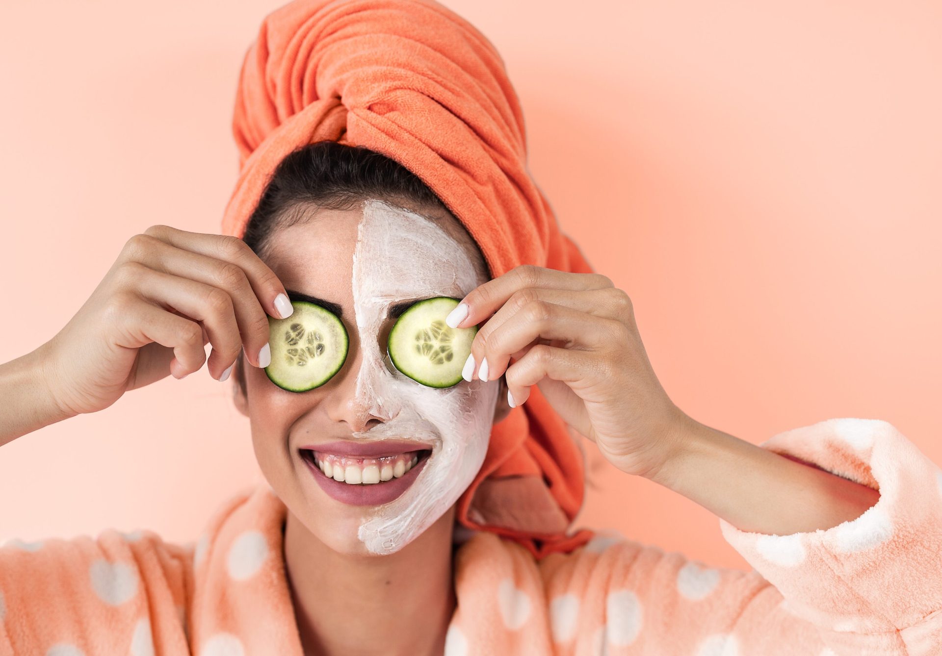 donna con una maschera di bellezza in viso