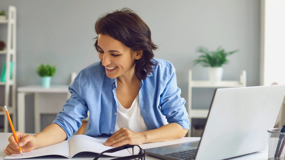 donna che lavora al computer, un'attività che può disidratarti senza che tu te ne accorga