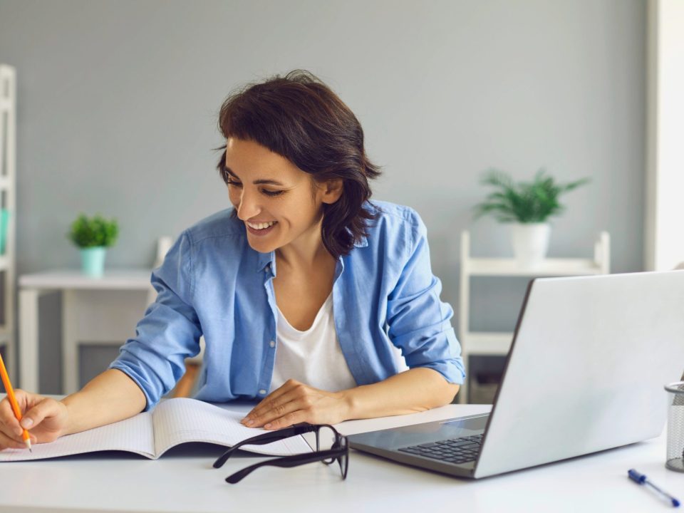 donna che lavora al computer, un'attività che può disidratarti senza che tu te ne accorga