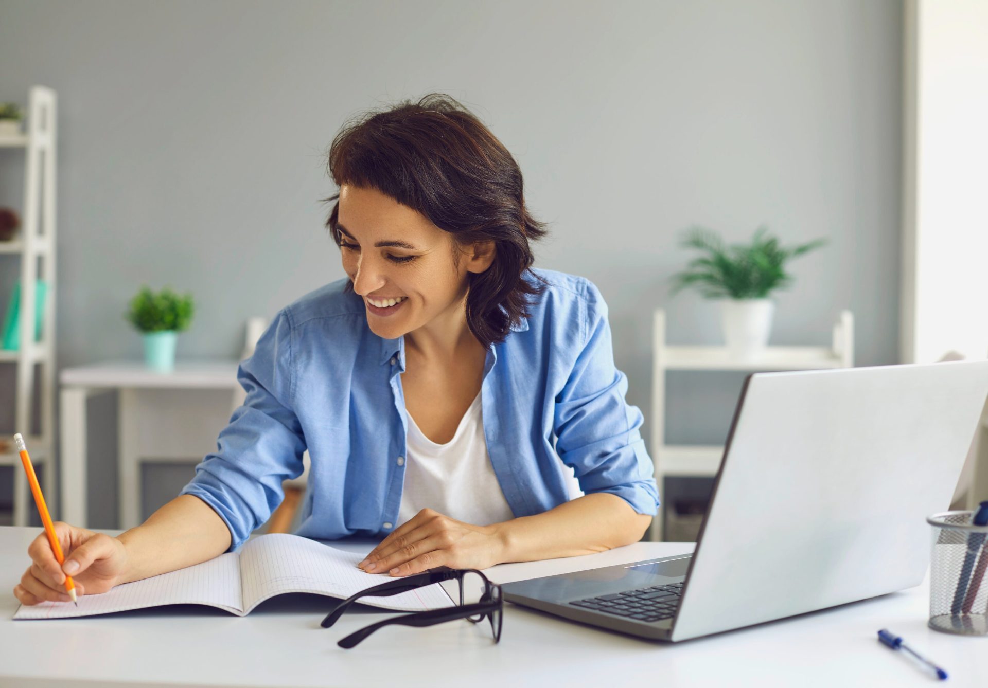 donna che lavora al computer, un'attività che può disidratarti senza che tu te ne accorga