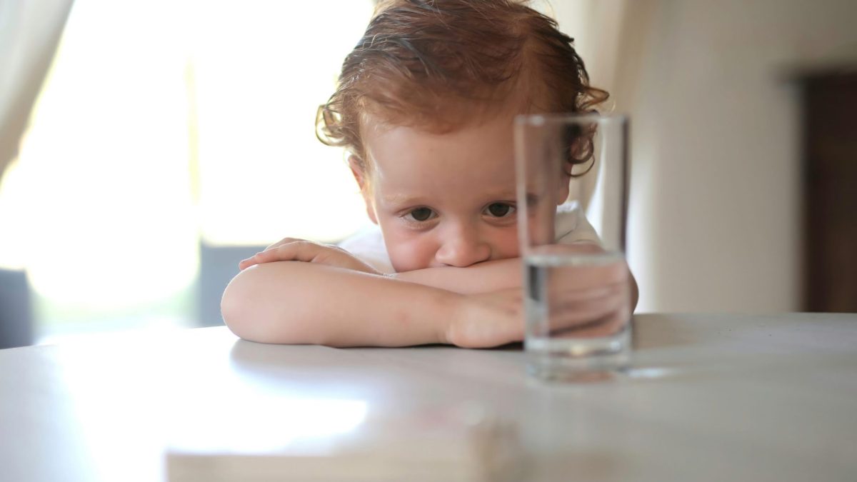 insegnare ai bambini a bere dal bicchiere