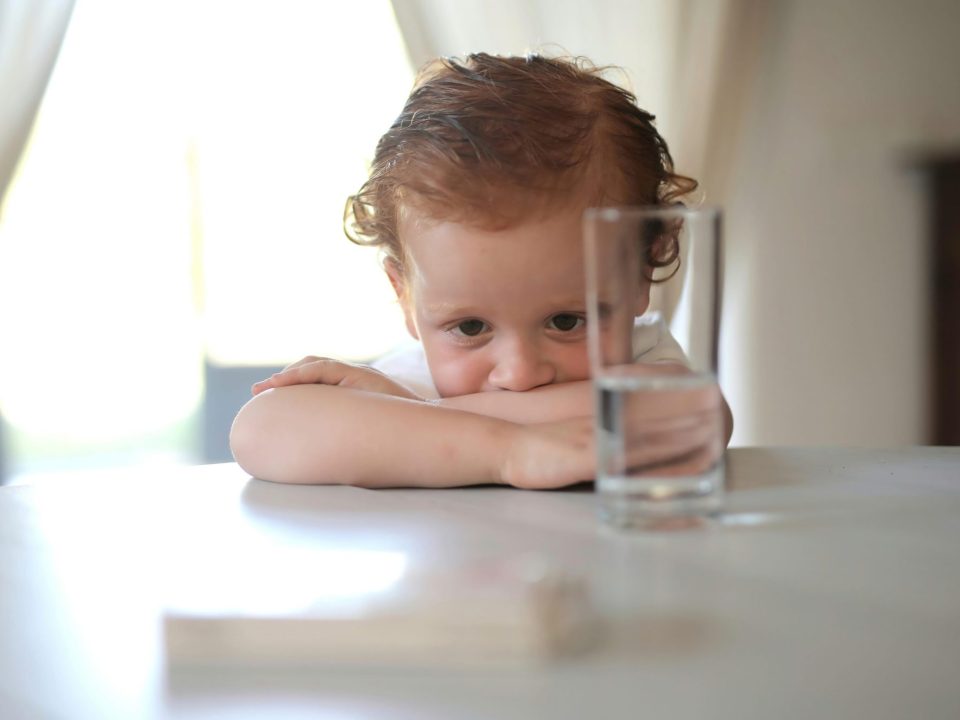 insegnare ai bambini a bere dal bicchiere