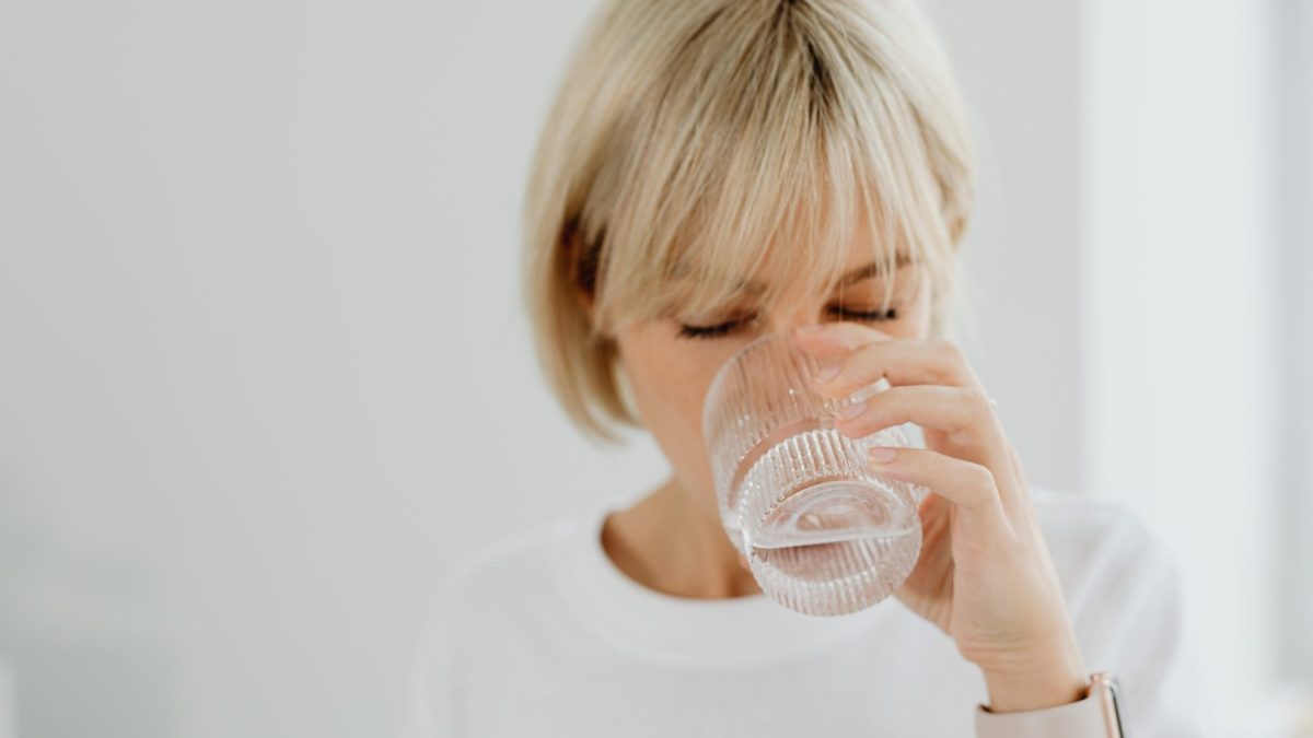8 motivi per cui bere acqua fa bene alla salute