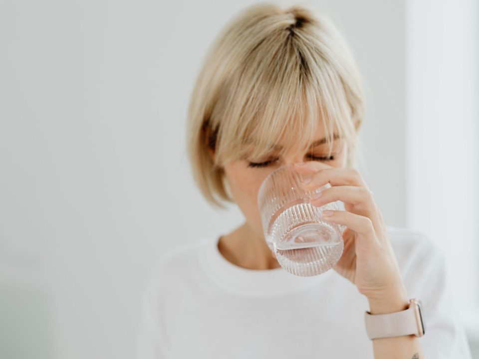 8 motivi per cui bere acqua fa bene alla salute