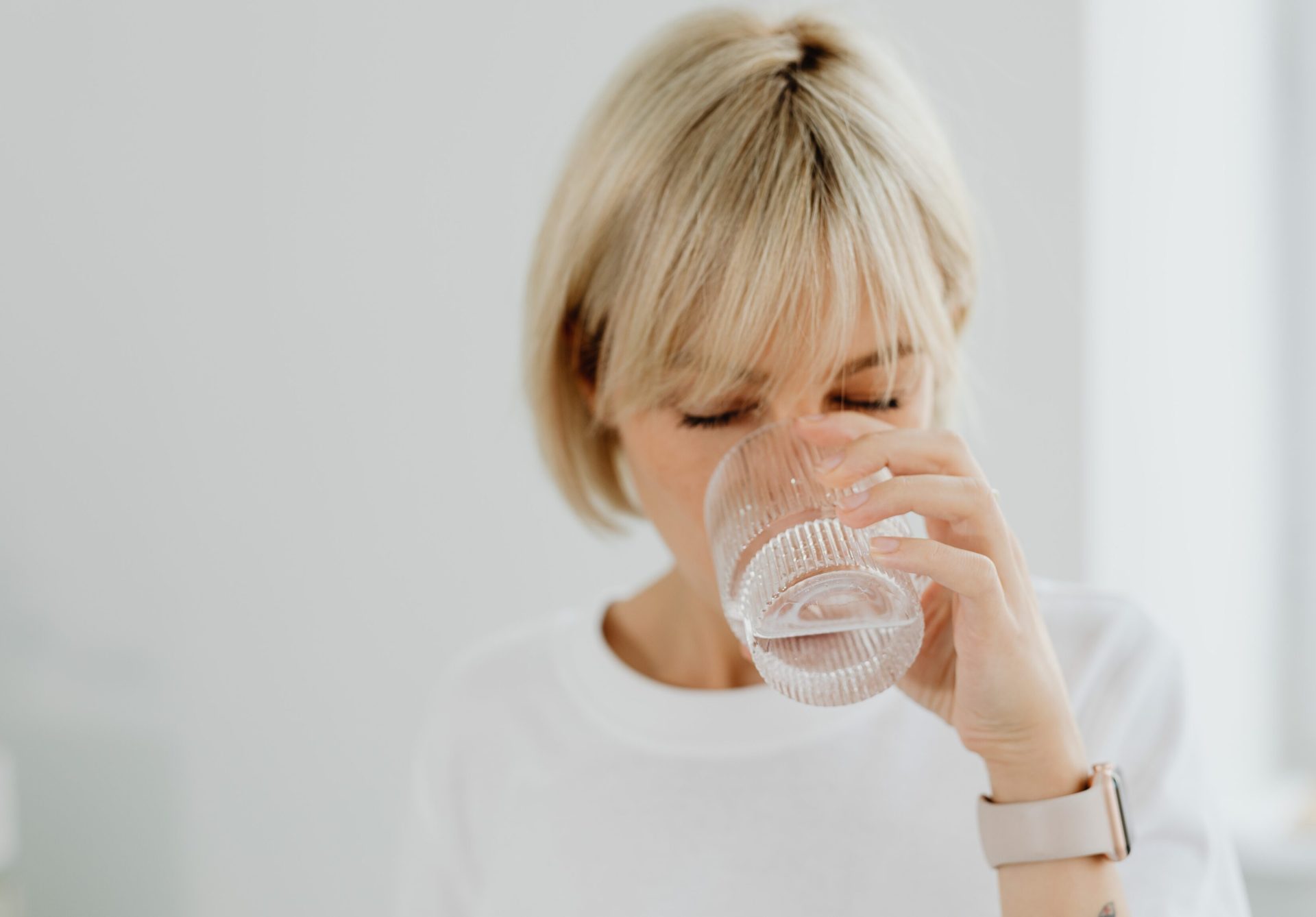 8 motivi per cui bere acqua fa bene alla salute