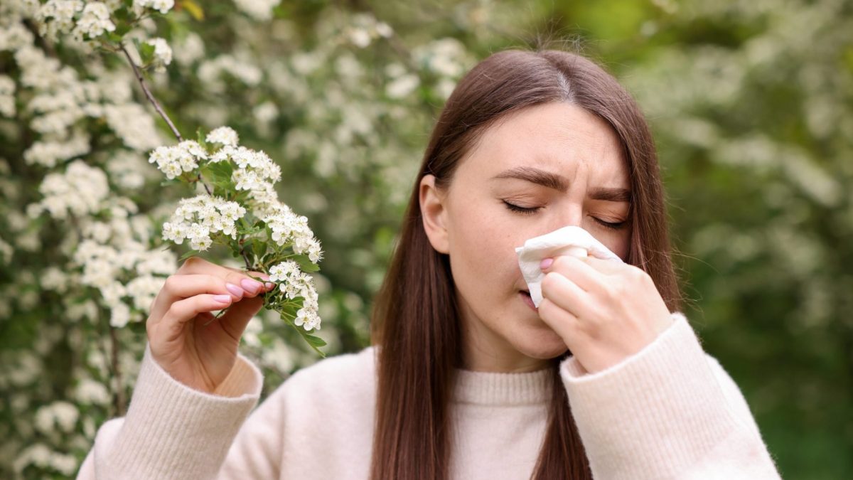 ragazza con allergia ai pollini in primavera