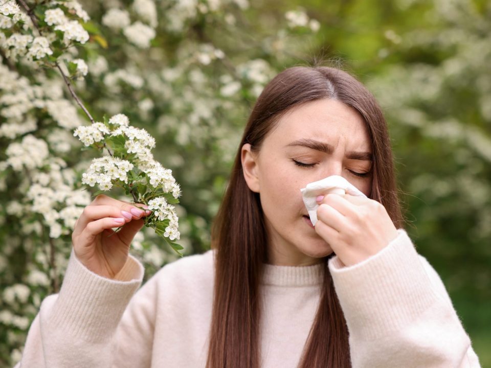 ragazza con allergia ai pollini in primavera
