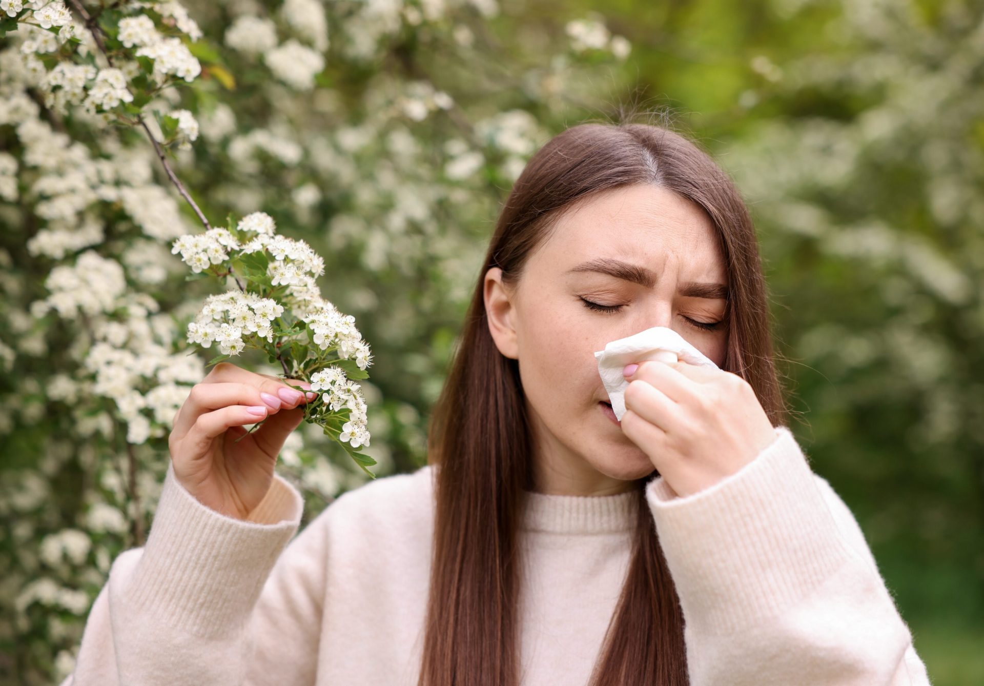 ragazza con allergia ai pollini in primavera